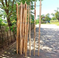 Staketenzaun 150 cm hoch mit einem Lattabstand von 8-10 cm.