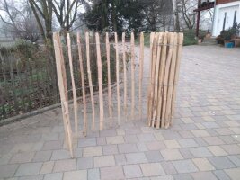 Staketenzaun 100 cm hoch mit einem Lattabstand von 8-10 cm.