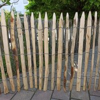 Staketenzaun 80 cm hoch mit einem Lattabstand von 2-4 cm.