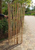 Staketenzaun 200 cm hoch mit einem Lattabstand von 4-6 cm.