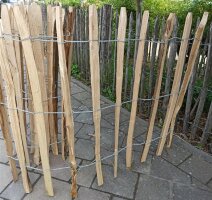 Staketenzaun 80 cm hoch mit einem Lattabstand von 8-10 cm.