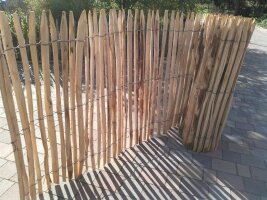 Staketenzaun 120 cm hoch mit einem Lattabstand von 2-4 cm.