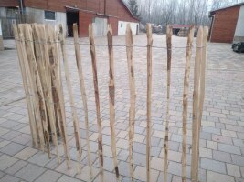 Staketenzaun 120 cm hoch mit einem Lattabstand von 8-10 cm.