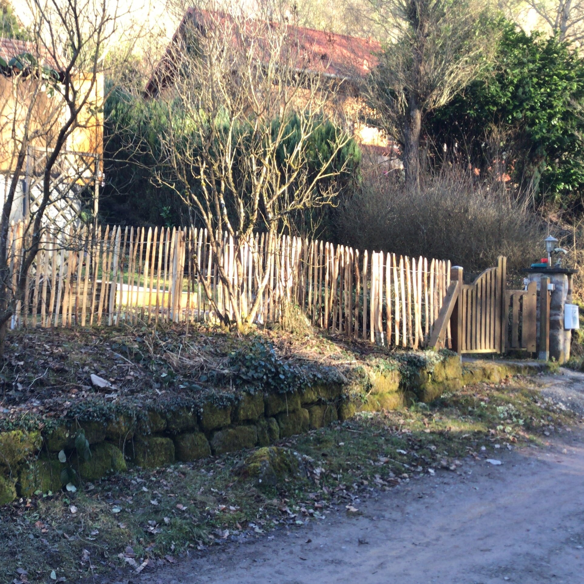 Garten Staketenzaun Gartenzaun aus Holz mit altem Tor
