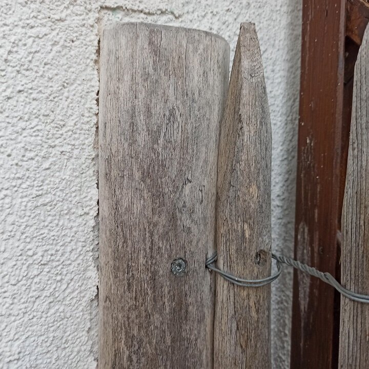 Staketenzaun mit Querriegel an Mauer oder Wand befestigen Detailansicht