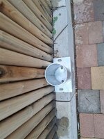 Pfostenschuh für Randsteine rund anschraubbar für 80mm Rundholz