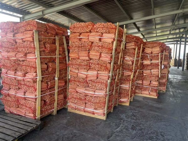 Palette mit 80 Sack Anfeuerholz je 11kg auch für Smoker, Grill, Terassenfeuer